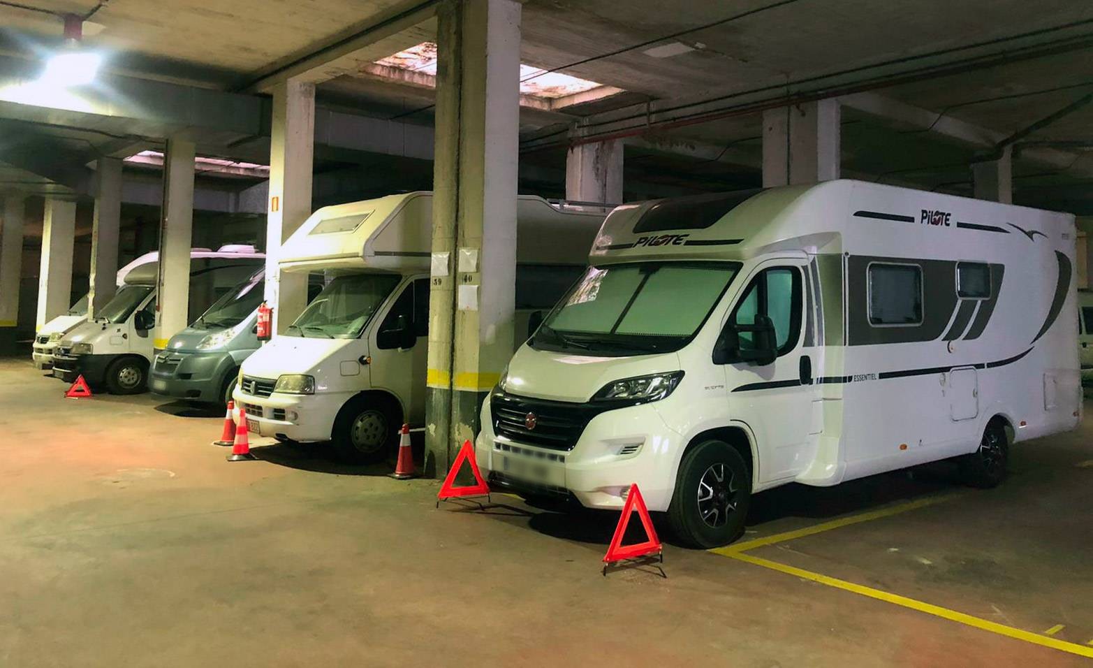 Parking de auto caravanas. Caravana Parking - 74 plazas cubiertas